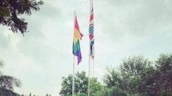 Bendera LGBT Berkibar di Kadubes Inggris, Ormas Islam Mengecam, Ada yang Mempersilakan