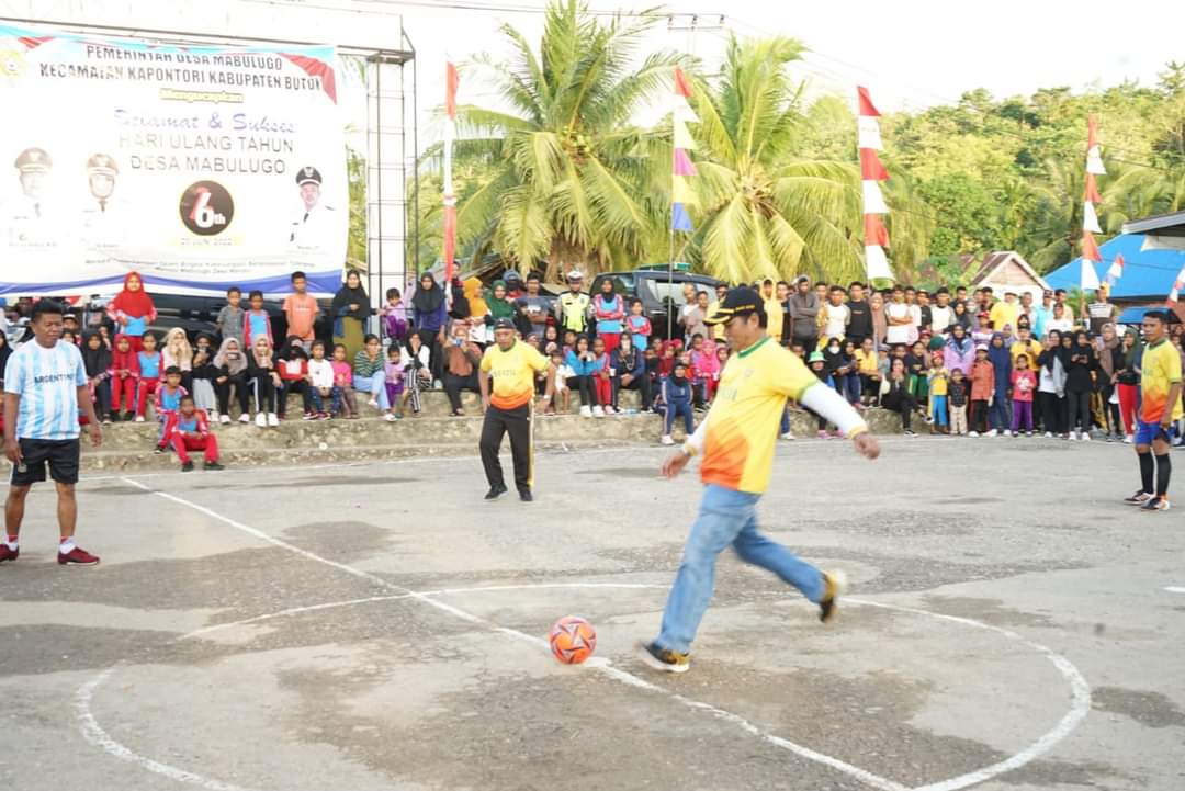 La Bakry menendang bola tanda dibukanya turnamen futsal pada kegiatan HUT ke-16 Desa Mabulugo, Kecamatan Kapontori. (Foto: Kominfo Buton)