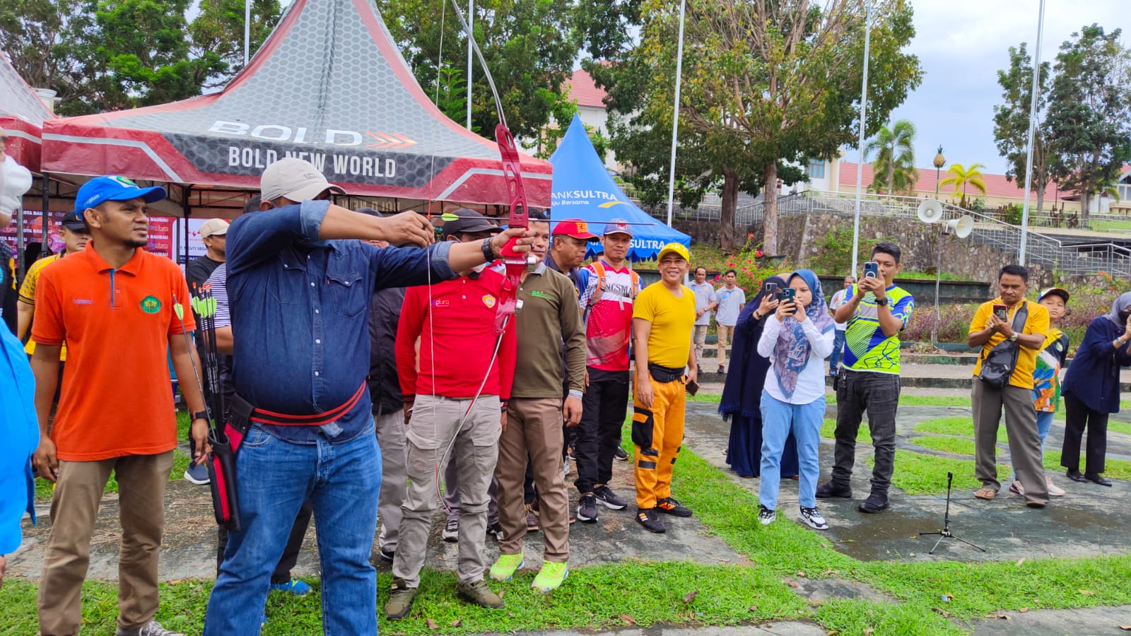 Wali Kota Baubau, La Ode Ahmad Monianse membuka lomba panahan. (Foto: Ist)