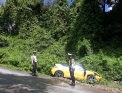 Jalanan Licin, Dua Mobil Terlibat Kecelakaan
