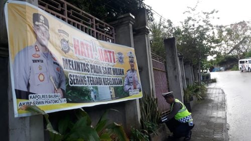 Satuan Lalu Lintas Polres Baubau kembali menambah pemasangan spanduk imbauan tertib berlalu lintas (Foto: Ist)