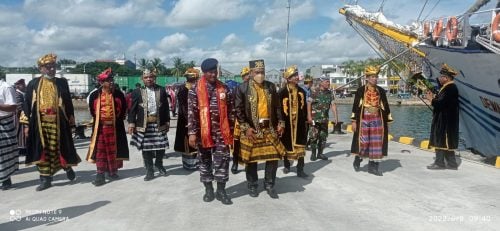 Wali Kota Baubau, La Ode Ahmad Monianse bersama Komandan KRI Dewaruci Mayor Laut (P) Sugeng Hariyanto, M. Tr., Opsla