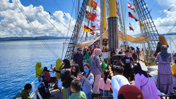 KRI Dewaruci menjadi spot foto dadakan. (Foto: Darno Ufatma)