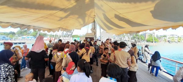 Puluhan anggota pramuka Kota Baubau mengunjungi KRI Dewaruci. (Foto: Suari)