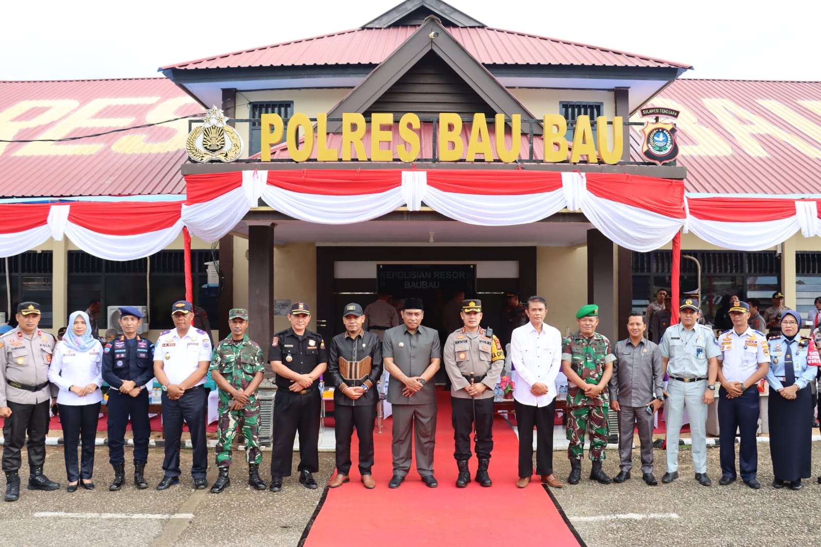 Foto bersama usai apel gelar pasukan Operasi Patuh Anoa resmi digelar. (Foto: Darno Ufatma)