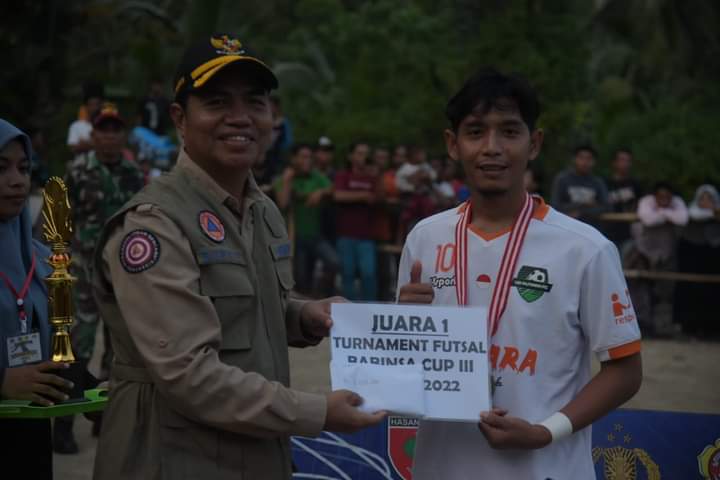 Bupati Buton, La Bakry menyerahkan hadiah kepada pemenang Turnamen Futsal Babinsa Cup III Desa Manuru, Kecamatan Siotapina Minggu, 19 Juni 2022. (Foto. ist)