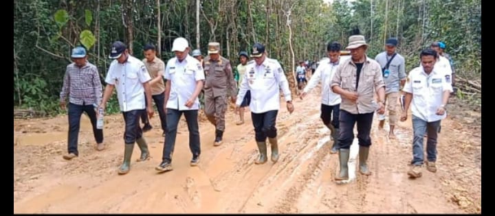 Pj Bupati Muna Barat, Bahri meninjau langsung lokasi yang direncanakan untuk persawahan di Desa Kampani, Kecamatan Wadaga, Kabupaten Muna Barat, Provinsi Sulawesi tenggara. Kamis, (23/06/2022). (Foto: Labulu)