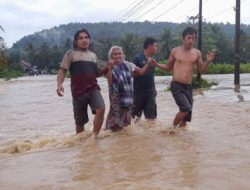 La Ode Ahmad Monianse Meninjau Banjir di Bungi