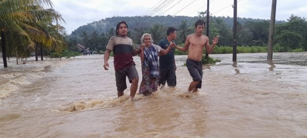 Warga Bungi menyelamatkan diri dari banjir. (Foto: Suari)