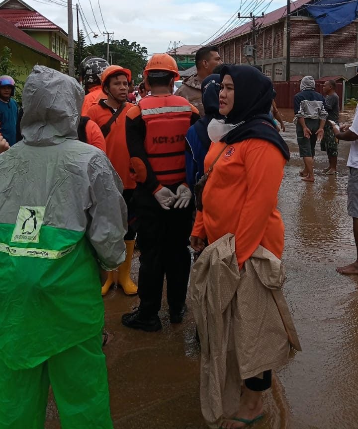 Petugas BPBD turun mengevakuasi di lokasi banjir tiga kelurahan di Kecamatan Bungi, Jum'at.(ist)