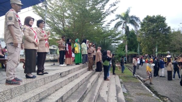 Istri Wakil Bupati Muna, Hj Sitti Leomo Bachrun didampingi oleh Ketua Panitia Jamda Yoo Ekayana Kamsil dan Sekretaris Kwarda, Arwan saat menyambut peserta karnaval (Foto: Anuardin)