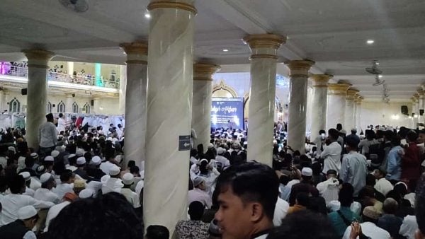Masyarakat memadati Masjid Agung Kota Baubau menyaksikan ceramah Ustaz Abdul Somad. (Foto: Darno Ufatma)