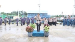 Polres Baubau melaksanakan upacara tabur bunga di laut Dermaga Pelabuhan Murhum Baubau, Rabu (29/06/2022). (Foto: Ist)