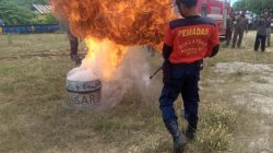 Satpol PP Mubar sosialisasi pencegahan kebakaran. (Foto: Labulu)