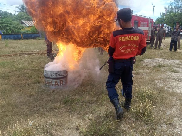 Satpol PP Mubar sosialisasi pencegahan kebakaran. (Foto: Labulu)