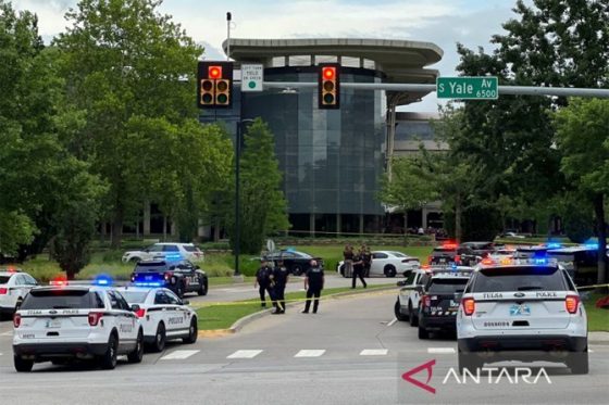 Petugas bekerja di lokasi penembakan di Klinik Warren di Tulsa, Oklahoma, 1 Juni 2022. (ANTARA/Reuters)