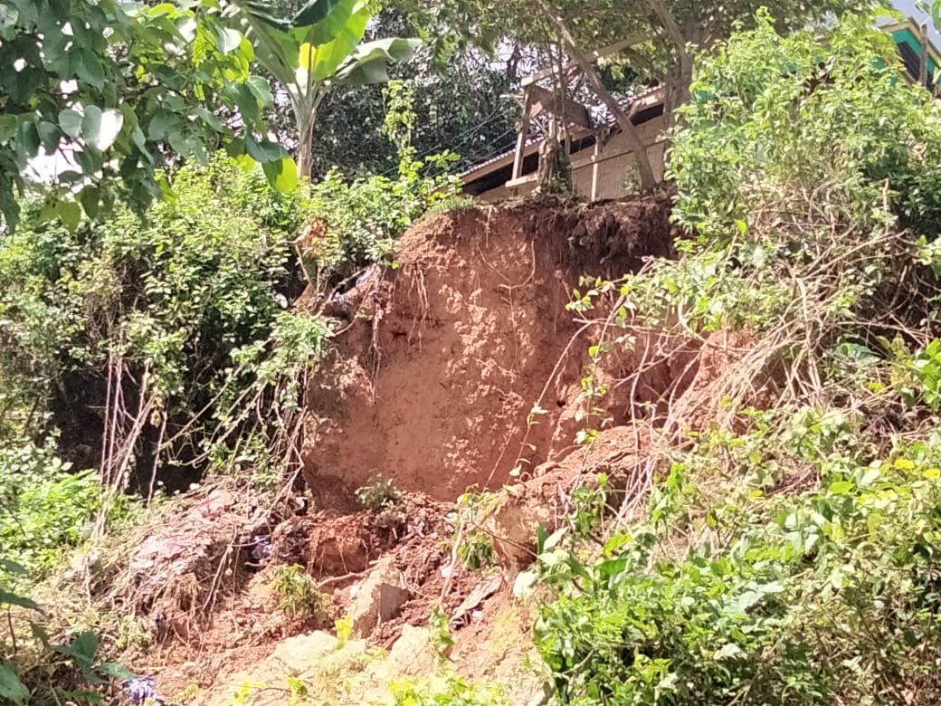 Tanah di tanjung Pulau Makassar mengalami longsor beberapa pekan lalu. Kondisi ini mengancam ikut meruntuhkan sekitar 15 rumah penduduk di Kelurahan Liwuto. (Ist)