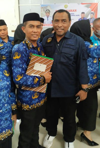 Wali Kota Baubau, La Ode Ahmad Monianse foto dengan salah satu guru PPPK usai penyerahan SK. (Foto: Ist)