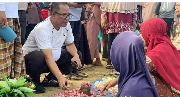 Pj Bupati Mubar, Bahri menyurvei harga sembako di Pasar Kambara. (Foto: Labulu)