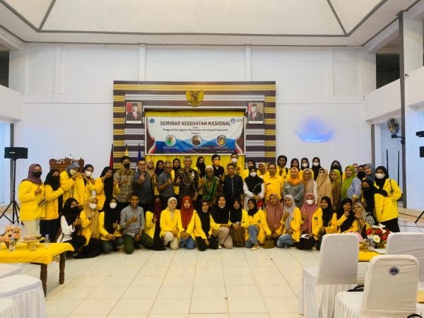 Foto bersama peserta dan pembicara seminar kesehatan nasional yang digelar FKM Unidayan di aula Baruga La Ode Malim Unidayan, Kamis, 21 Juli 2022. (Foto: Ist)