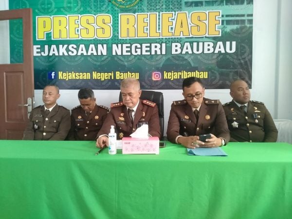Kajari Baubau, Jaya Putra (tengah) didampingi para pejabat utama Kejari Baubau membeberkan capaian kinerja setengah tahun 2022. (Foto: Ist)