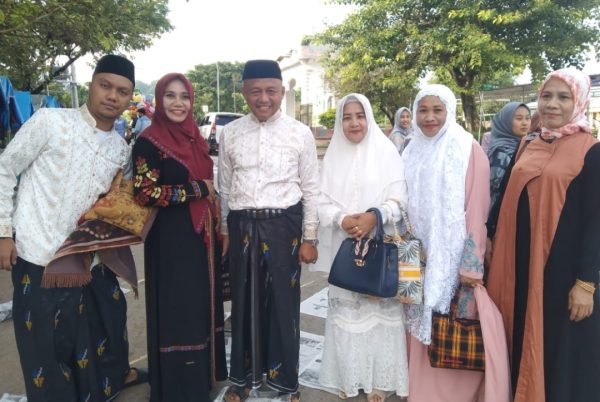 Sekda Kota Baubau, Roni Muhtar foto bersama warga usai Salat Id. (Foto: Rudiyanto)