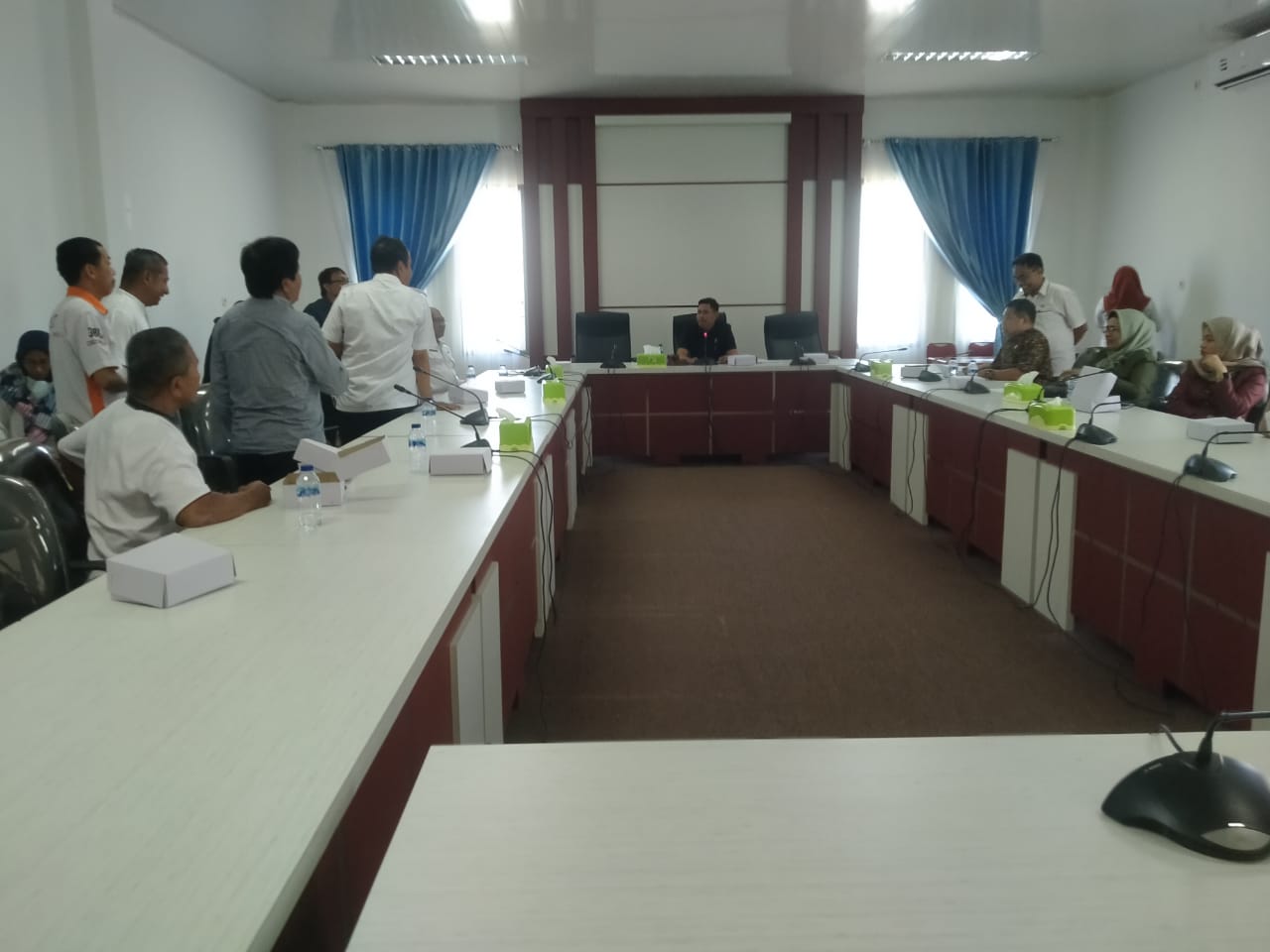 Komisi I DPRD Kota menggelar rapat dengar pendapat antara masyarakat Lowu-lowu dengan Pemkot Baubau, Rabu (3/8). Legislatif coba memediasi persoalan klaim penggunaan tanah adat untuk pembangunan GOR. (Foto: Texandi)