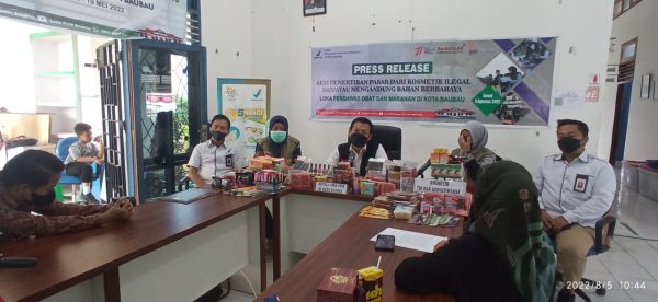 Suasana press release hasil penertiban pasar dari kosmetik ilegal dan atau mengandung bahan berbahaya, bertempat di kantor Loka POM Baubau, Jumat, 5/8. (Foto: Murdin)