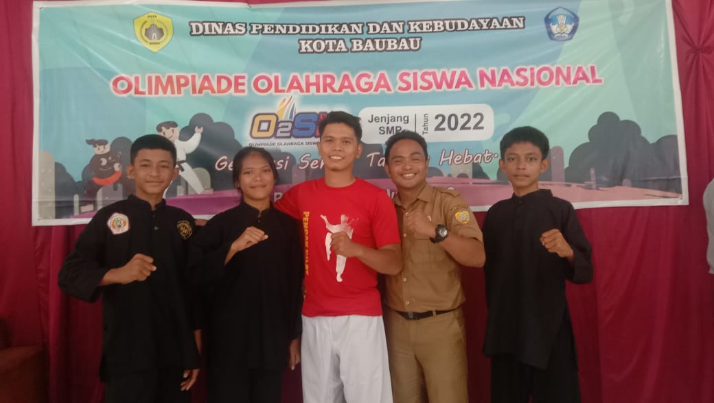 Foto bersama atlet, pelatih dan Wakasek Kesiswaan usai seleksi O2SN tingkat Kota Baubau. (Foto Ist)