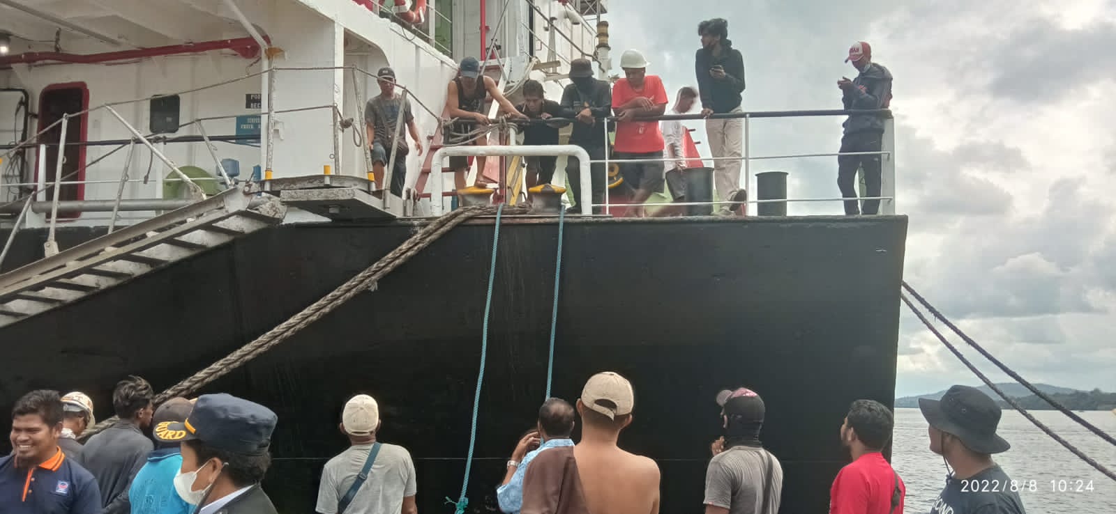 Proses evakuasi mobil yang tercebur ke laut di Pelabuhan Murhum. (Foto: Murdin)