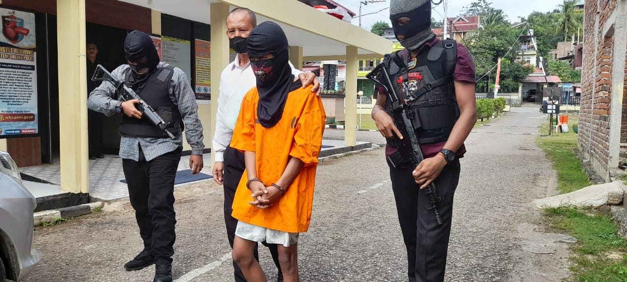 Seorang pria berinisial LF alias IF (20) terancam hukuman 20 tahun penjara. Ia diduga menjadi kurir narkoba lintas Kabupaten Bombana dan Kota Baubau. (Foto: Suari)