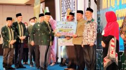 MENYERAHKAN: Wakil Gubernur Sulawesi Tenggara, Lukman Abunawas menyerahkan hadiah uang tunai Rp 17.500,000 kepada Wakil Bupati Buton Utara, Ahali di Hotel Claro Kendari, Rabu (10/8/2022). FOTO ISTIMEWA/Buton Pos