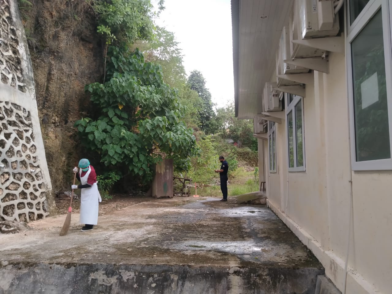 Kondisi tebing dekat ruang isolasi pasien RSUD Baubau yang dikhawatirkan longsor. Di atas tebing tersebut juga berdiri bak penampungan air berukuran besar.(Foto Texandi)