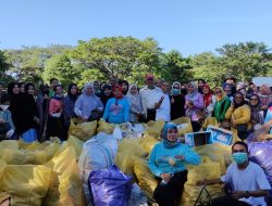 Dinkes Muna Bersihkan Sampah di Alun-alun Kota Raha