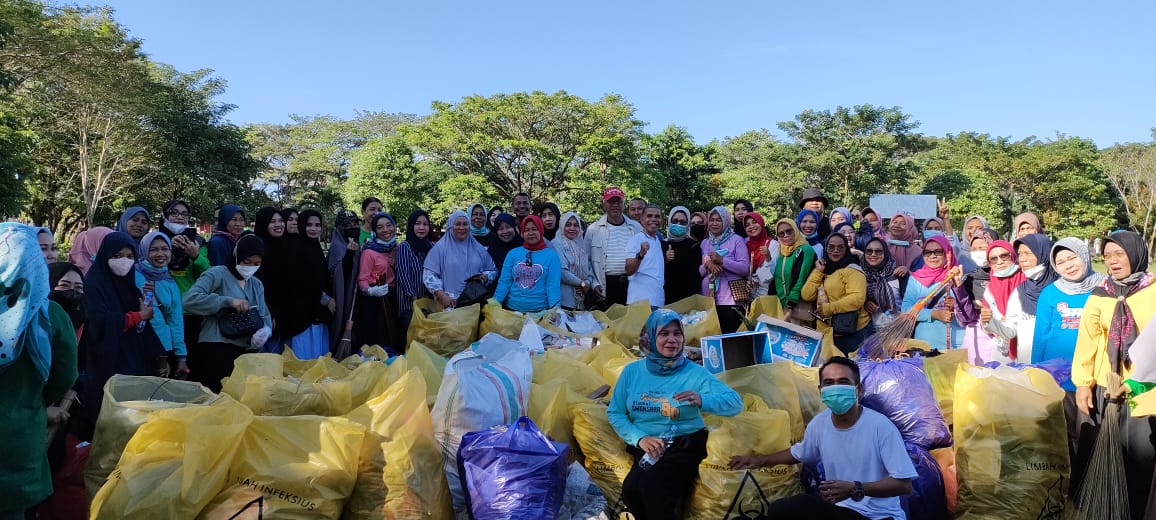 SAMPAH: Kerja Bakti Dinkes Muna membersihkan sampah di Alun-Alun Kota Raha. (Foto : Anuardin)