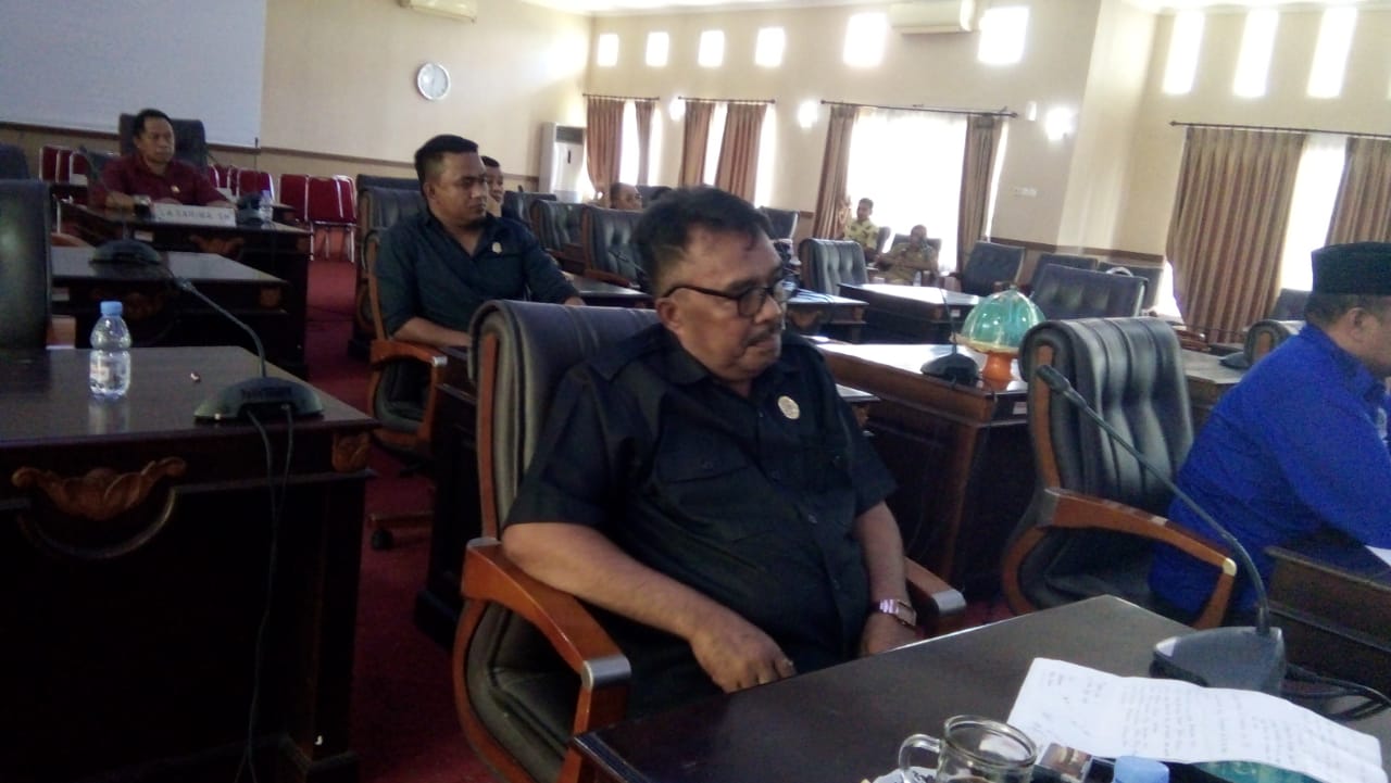 Komisi III DPRD Muna saat Rapat Kerja (Raker) bersama pemerintah daerah. Dewan mendesak Pemda Muna menertibkan mobil ekspedisi angkutan barang yang sembarangan parkir di dalam Kota Raha. (Foto Anuardin)