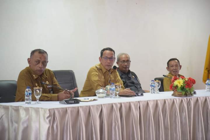 Pj Bupati Buton, Basiran memimpin rapat bahas stunting bersama camat dan kades. (Foto Istimewa)
