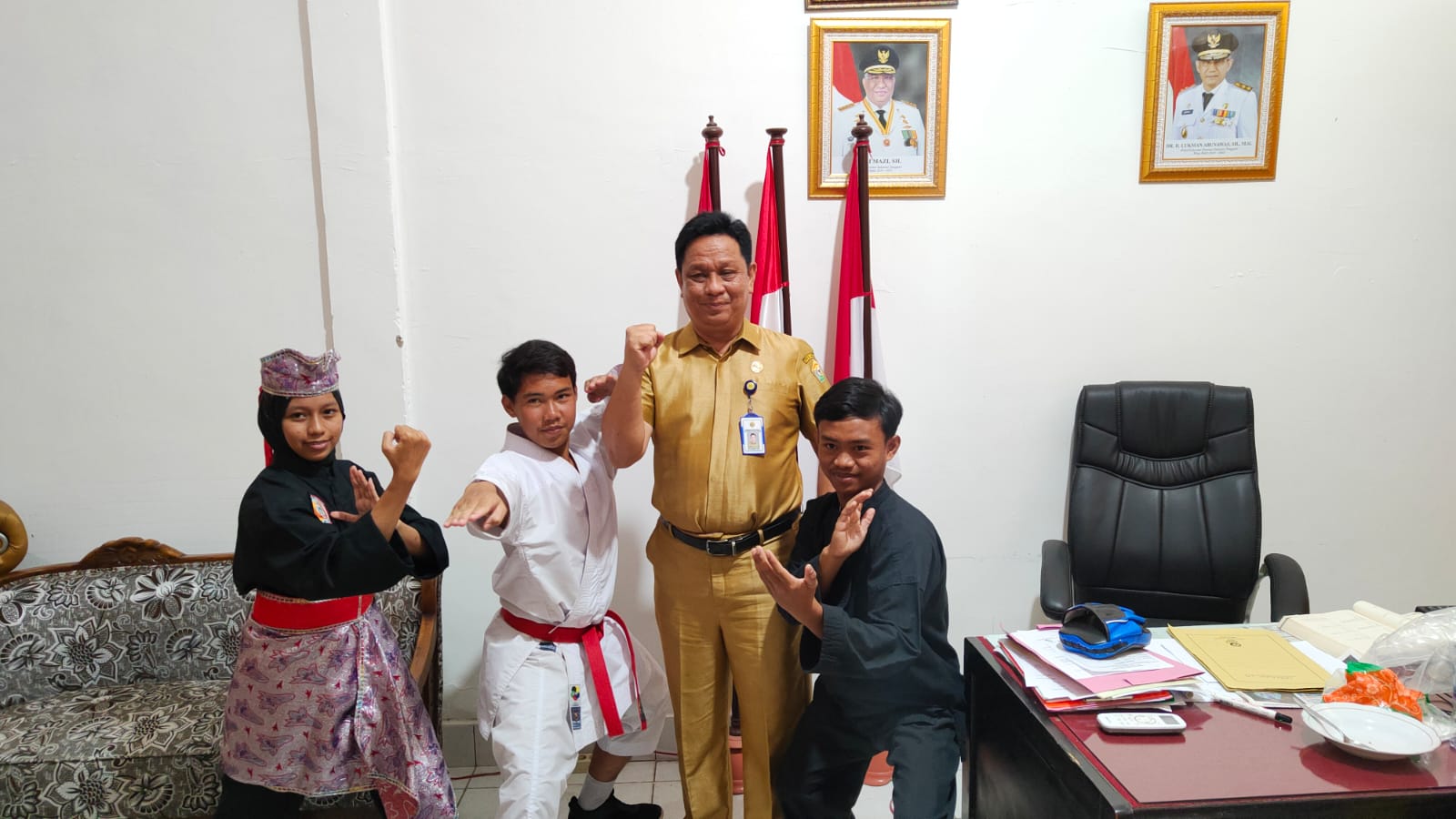 Kepala SMAN 1 Baubau, Muhammad Radi foto bersama tiga siswanya yang akan bertanding di ajang O2SN tingkat nasional. (Foto Darno)