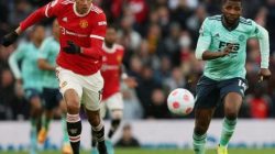 Bek Manchester United Raphael Varane memperebutkan bola dengan penyerang Leicester City dalam pertandingan Liga Premier Inggris pada Sabtu (3/4). (Russell Cheyne/Reuters/Antara)