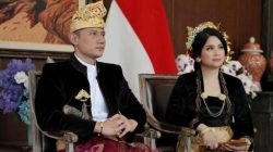 AHY dan istri Annisa Pohan mengenakan baju adat Bali. (Istimewa)