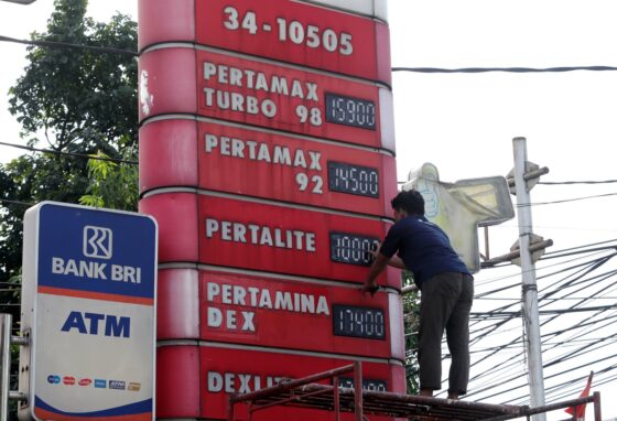 Petugas mengubah papan harga BBM di SPBU Senen, Jakarta, Sabtu (3/9/2022). Pemerintah menetapkan harga Pertalite dari Rp 7.650 per liter menjadi Rp10 ribu per liter, Solar subsidi dari Rp 5.150 per liter jadi Rp 6.800 per liter, Pertamax nonsubsidi naik dari Rp12.500 jadi Rp14.500 per liter berlaku pada Sabtu 3 September 2022 mulai pukul 14.30 WIB. (FEDRIK TARIGAN/JAWA POS)