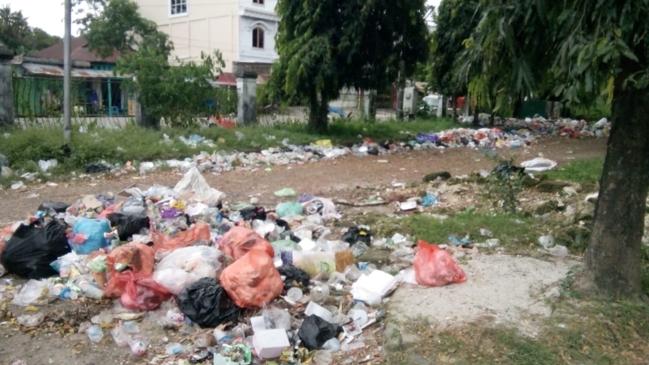 BERSERAKAN : Tumpukan sampah di alun-alun Kota Raha beberapa waktu lalu. (Foto: Anuardin)