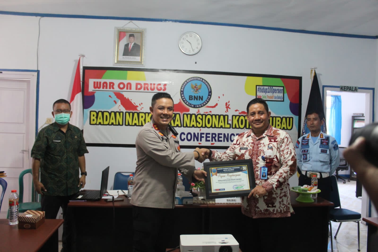 Kapolres Baubau, AKBP Erwin Pratomo menerima Piagam Penghargaan penanganan narkoba dari BNN Kota Baubau. (Foto Suari)