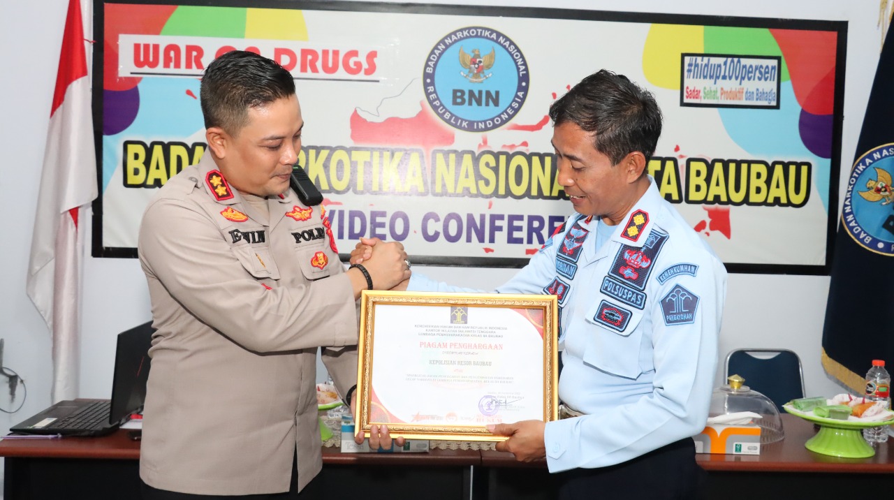 Kapolres Baubau, AKBP Erwin Pratomo dan Kalapas Baubau, Herman Mulawarman menerima Piagam Penghargaan penanganan narkoba dari BNN Kota Baubau. (Foto Suari)