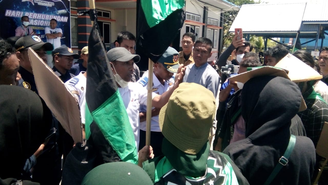 DEMO : Massa Aksi dari HMI menggelar demonstrasi di Pelabuhan Nusantara Raha menuntut harga tiket kapal diturunkan. (Foto: Anuardin).