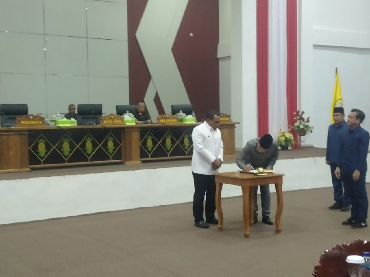 Wali Kota La Ode Ahmad Monianse (baju putih) dan Ketua DPRD Baubau Zahari menandatangani persetujuan bersama Perda Perubahan APBD tahun 2022, Jum'at (16/9). Dokumen itu menunjukkan ada kenaikan proyeksi pendapatan dan belanja Pemkot Baubau. (Foto Texandi)