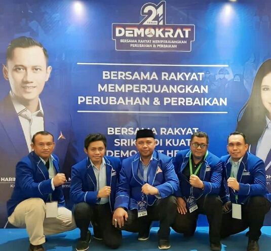 Ketua DPC Demokrat Muna Awal Jaya Bolom (tenga) Bersama Anggota DPRD Muna Fraksi Demokrat dan Sekretaris Demokrat. (Foto: Ketua DPC Demokrat Muna)