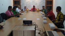 Wali Kota Baubau, La Ode Ahmad Monianse (tengah) memimpin rapat pembahasan PSU Perumnas Waruruma di kantor Disperkimtan Baubau, Kamis (22/9). (Foto Texandi)