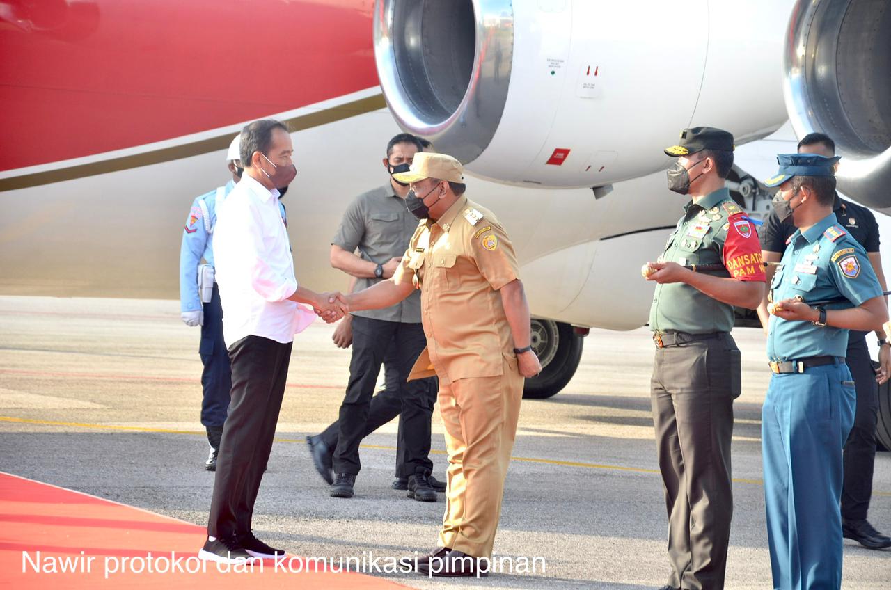 Wali Kota Baubau, La Ode Ahmad Monianse saat menerima Kunjungan Presiden Jokowi di Kota Baubau (foto: Nawir/protokoler Pemkot Baubau)
