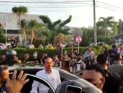 Warga Baubau Menyambut Kedatangan Presiden Jokowi